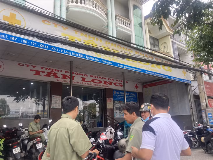 Lực lượng chức năng túc trực bên ngoài phòng khám đa khoa Tân Long. Ảnh: Hà Anh Chiến