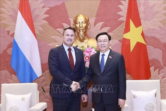 Chủ tịch Quốc hội Vương Đình Huệ nhiệt liệt chào mừng Thủ tướng Xavier Bettel sang thăm chính thức Việt Nam đúng dịp 2 nước kỷ niệm 50 năm thiết lập quan hệ ngoại giao - Ảnh: TTXVN
