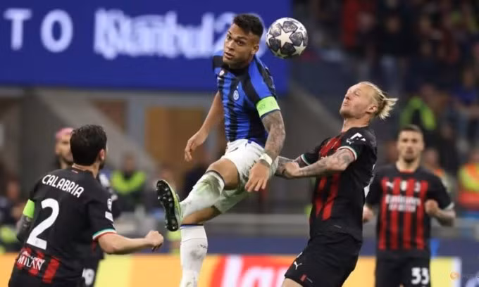 Sự tinh quái của Martinez làm khổ hàng thủ Milan. Ảnh: Reuters