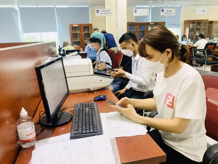 Người dân TP Hạ Long nộp hồ sơ thủ tục hành chính trên môi trường mạng. Ảnh: Minh Hà