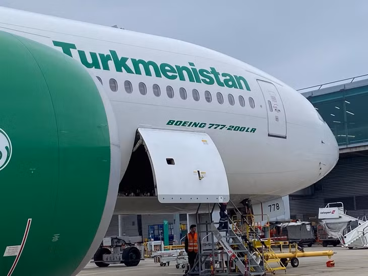 Máy bay chở hàng Turkmenistan Airlines tại sân bay London Stansted chuẩn bị bay về Việt Nam, quá cảnh Turkmenistan. Ảnh: TTXVN phát