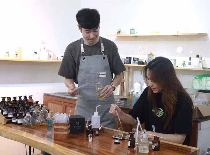 Khách hàng trải nghiệm tự pha chế nước hoa tại Nounor.