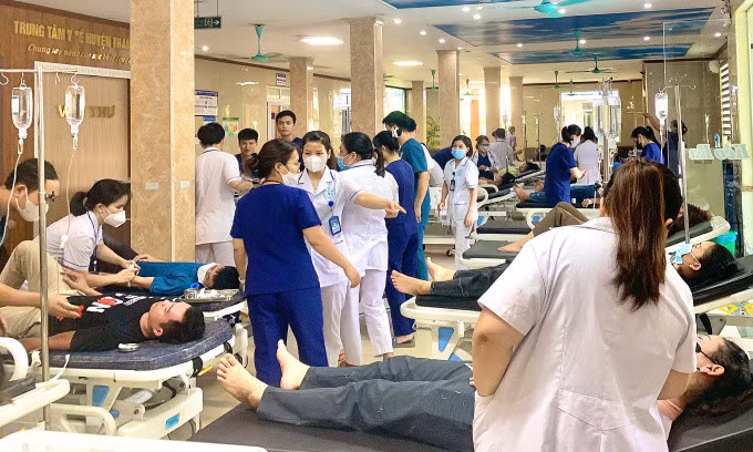 Các bác sĩ cấp cứu cho công nhân bị ngộ độc sau bữa ăn trưa 28/8. Ảnh: Bệnh viện cung cấp