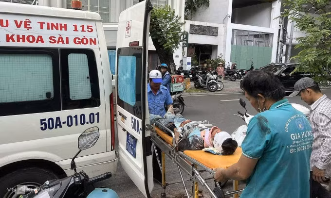 Công nhân bị thương được đi cấp cứu. Ảnh: Minh Bằng