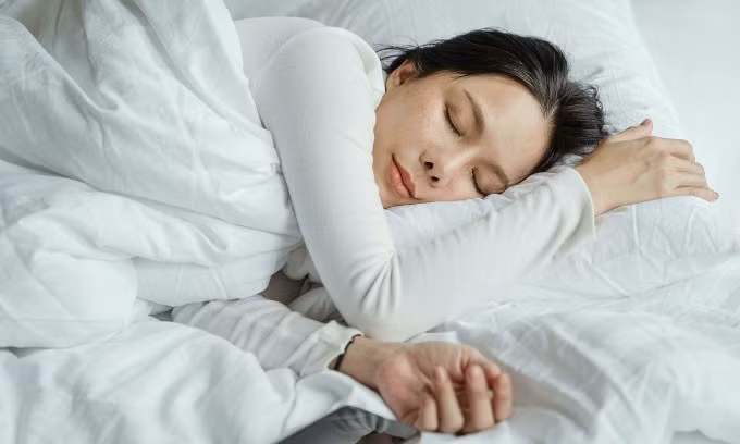 Nên ngủ đủ giấc và trước 23h để da có thời gian tái tạo và phục hồi. Ảnh: Pexels