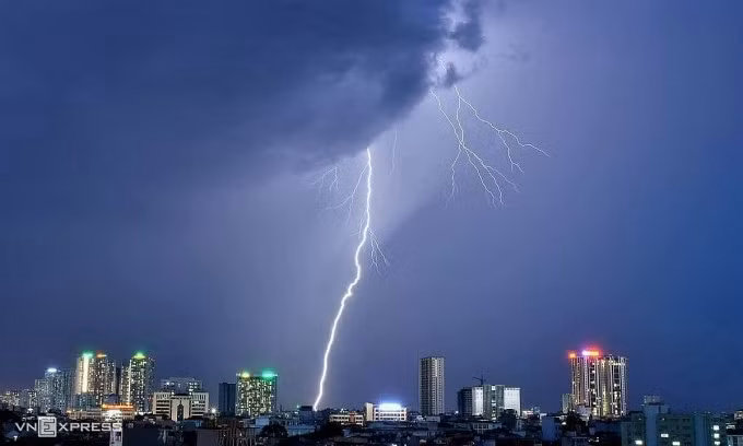 Sét đánh trên bầu trời Hà Nôi. Ảnh: Vũ Anh