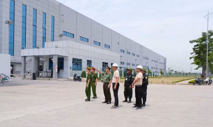 Các lực lượng phối hợp tuần tra kiểm soát tại các KCN trên địa bàn TX Quảng Yên.