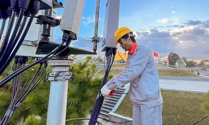 Kỹ thuật viên Viettel tại một trạm 5G thử nghiệm. Ảnh: Cẩm Thủy