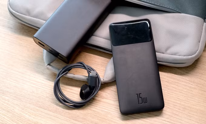 Một bộ pin sạc dự phòng 20.000 mAh (trái) và loại phổ biến 10.000 mAh. Ảnh: Tuấn Hưng