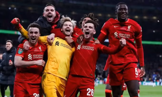 Cầu thủ Liverpool chia vui với thủ thành Kelleher sau khi thắng luân lưu. Ảnh: REX.