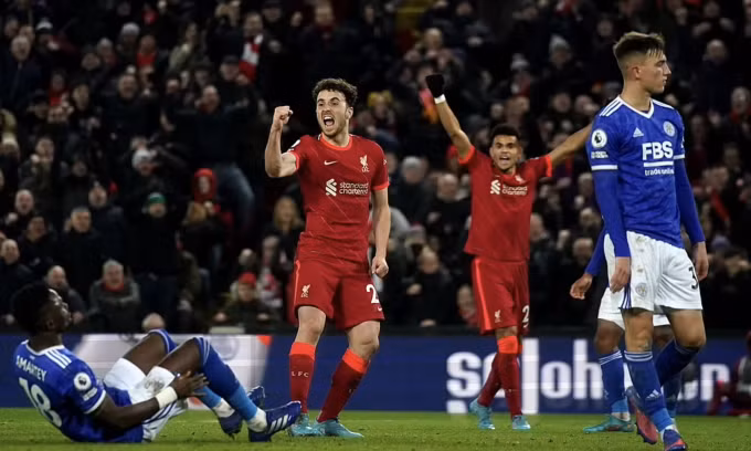 Jota (thứ hai từ trái sang) mừng cú đúp vào lưới Leicester ở Ngoại hạng Anh tối 10/2. Ảnh: PA