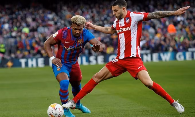 Adama Traore liên tục làm khổ Mario Hermoso ở cánh phải. Ảnh: EFE.