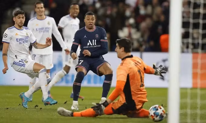 Mbappe dứt điểm qua giữa hai chân Courtois, ghi bàn duy nhất giúp PSG thắng Real 1-0. Ảnh: EPA.