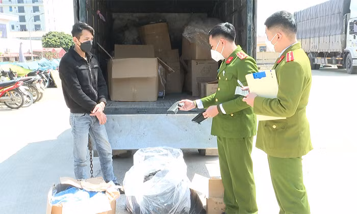 Tổ công tác kiểm tra tang vật thu giữ