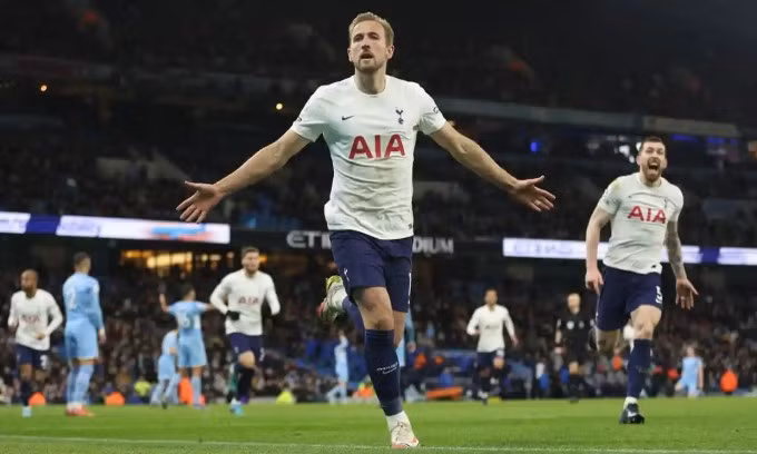 Kane giật ba điểm cho Tottenham với cú đúp tại Etihad. Ảnh: Reuters.