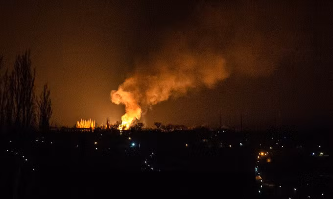 Cột khói lửa bốc lên sau vụ nổ ống dẫn dầu ở Lugansk, miền đông Ukraine, hôm 18/2. Ảnh: TASS.