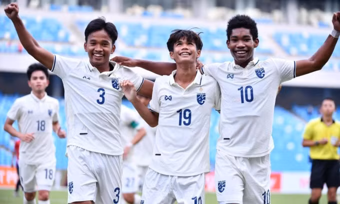 Cầu thủ Thái Lan chia vui với Kroekphon sau bàn nâng tỷ số lên 2-0.