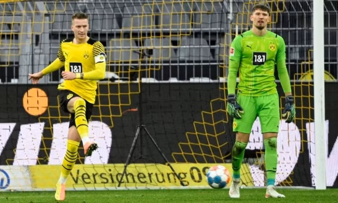 Marco Reus và thủ thành Kobel tỏ ra chán nản sau một bàn thua của Dortmund. Ảnh: AFP.
