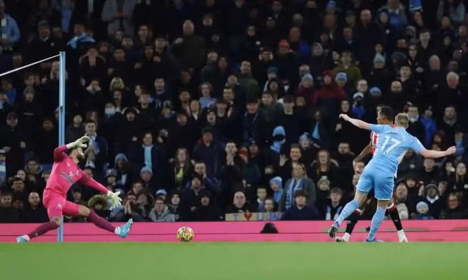 De Bruyne nhân đôi cách biệt cho Man City. Ảnh: Reuters.