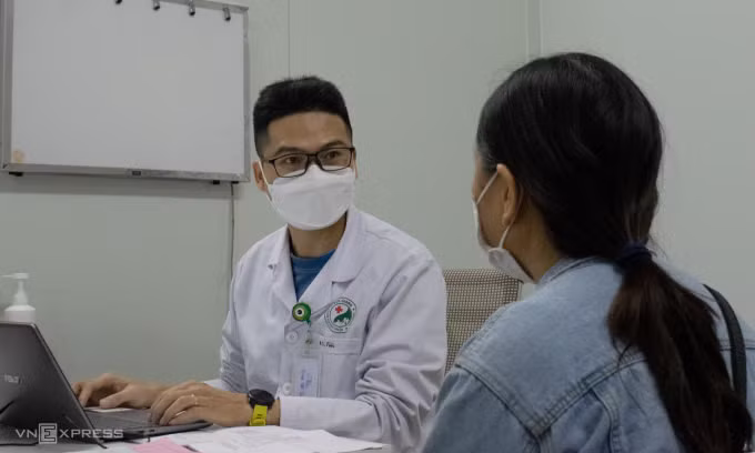 Bác sĩ Đinh Thế Tiến khám cho người có di chứng hậu Covid-19. Ảnh: Chi Lê