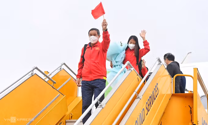 HLV Mai Đức Chung cùng đội tuyển trở về ngày 11/2, sau khi giành vé dự World Cup nữ 2023. Ảnh: Giang Huy