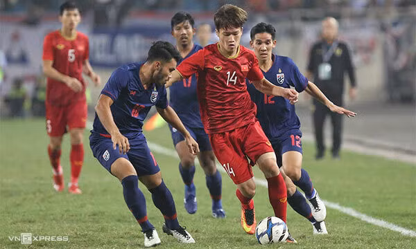 Hoàng Đức (đỏ) đi bóng trong trận hoà 2-2 với Thái Lan ở vòng bảng SEA Games 2019. Ảnh: Lâm Thoả