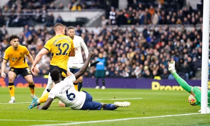 Dendoncker ghi bàn, ấn định chiến thắng 2-0 cho Wolves. Ảnh: PA.