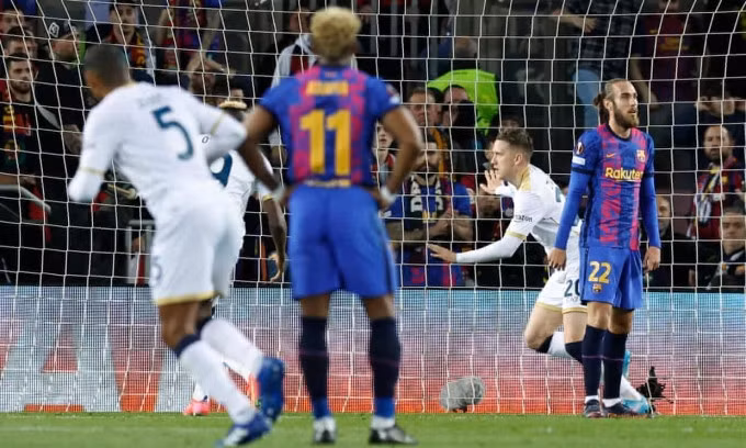 Napoli mừng bàn mở tỷ số trước Barca trên sân Camp Nou tối 17/2. Ảnh: Reuters