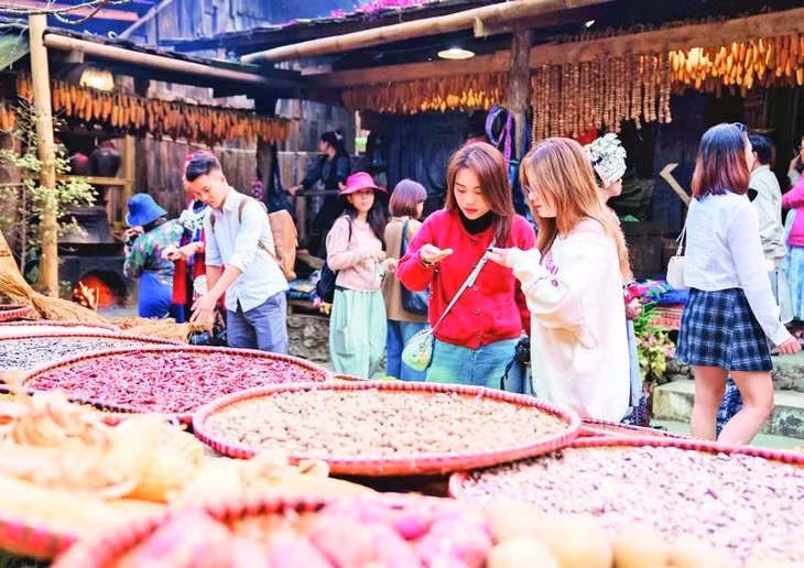 Sa Pa là một trong những điểm đến được yêu thích trong dịp nghỉ lễ 30/4 - 1/5. Trong ảnh: Du khách tham quan bản Cát Cát. (Ảnh MINH TÚ)
