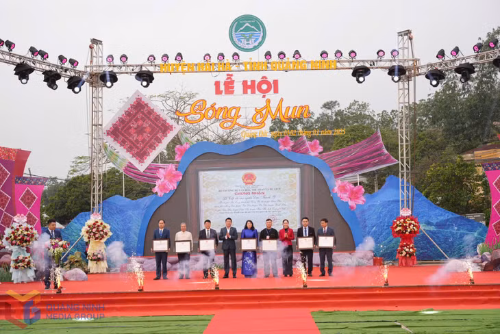 Đại diện các địa phương sở hữu di sản tập quán xã hội lễ cấp sắc của người Dao Thanh Y đón nhận Quyết định công nhận Di sản văn hoá phi vật thể Quốc gia.