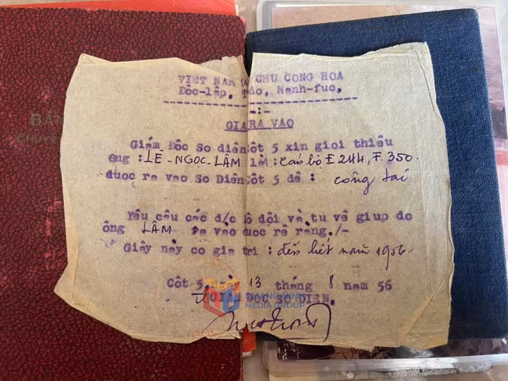 Giấy phép được ra vào Nhà máy Điện Cột 5 năm 1956 cụ Lê Ngọc Lâm còn lưu giữ.