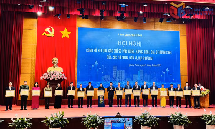 Đồng chí Nghiêm Xuân Cường, Phó Chủ tịch UBND tỉnh, tặng Bằng khen của UBND tỉnh cho cá nhân có thành tích xuất sắc.