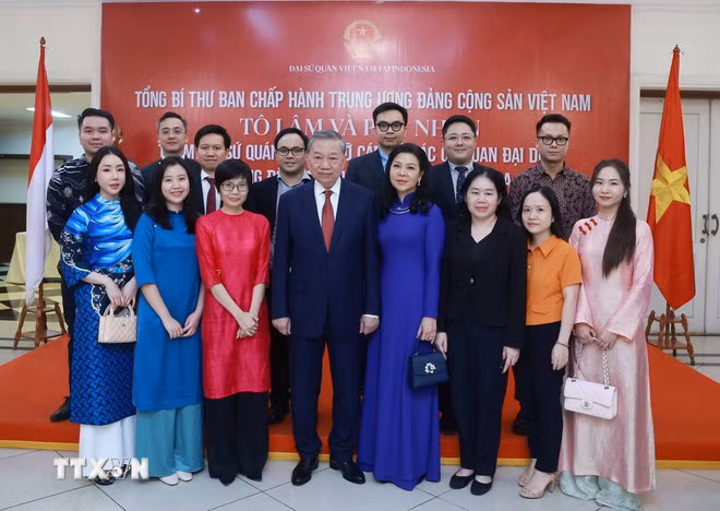Tổng Bí thư Tô Lâm và Phu nhân cùng các đại biểu. (Ảnh: Thống Nhất/TTXVN)