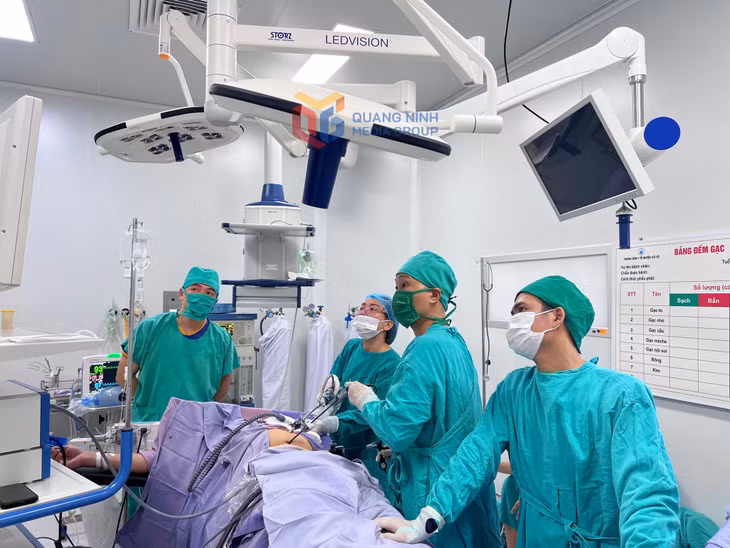 Y, bác sĩ Trung tâm Y tế huyện Cô Tô thực hiện ca mổ nội soi viêm ruột thừa cho người bệnh.