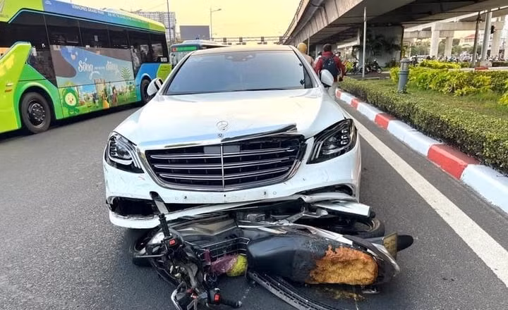 Chiếc Mercedes tông vào nhiều xe máy trên đường. (Ảnh: X. Đoàn)