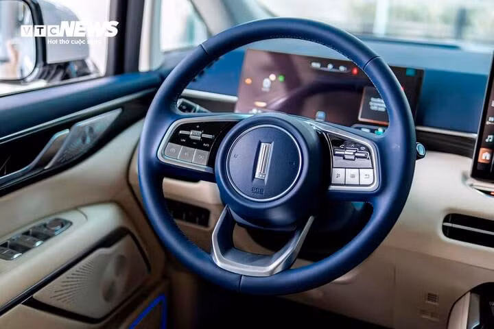 Vô-lăng 3 chấu bọc da với các nút bấm điều khiển hệ thống giúp người lái xe thuận tiện hơn.