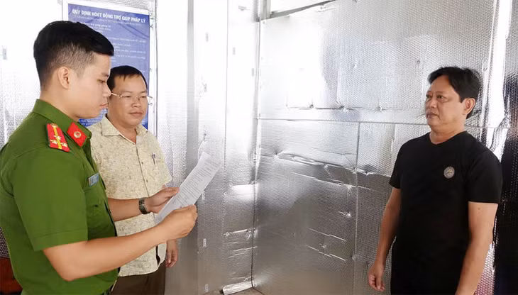 Cơ quan Công an tống đạt quyết định khởi tố, lệnh tạm giam đối với Nguyễn Minh Hùng. Ảnh: Công an tỉnh An Giang