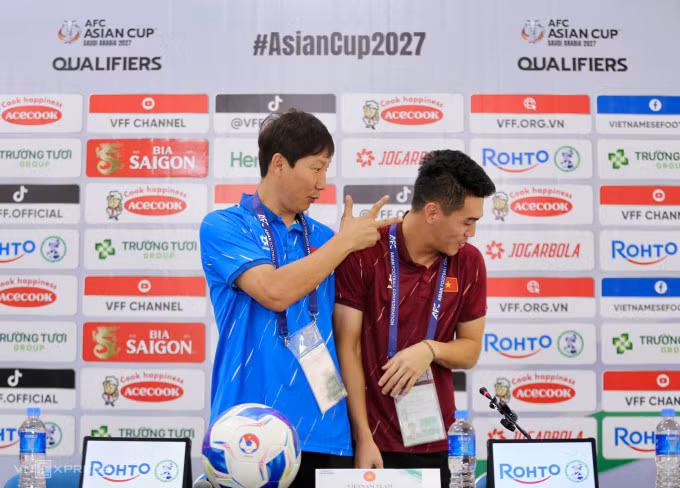 HLV Kim Sang-sik giơ ba ngón tay và nói Tiến Linh ghi bàn, ở họp báo trước trận Việt Nam gặp Lào tại vòng loại cuối Asian Cup 2027. Ảnh: Đức Đồng