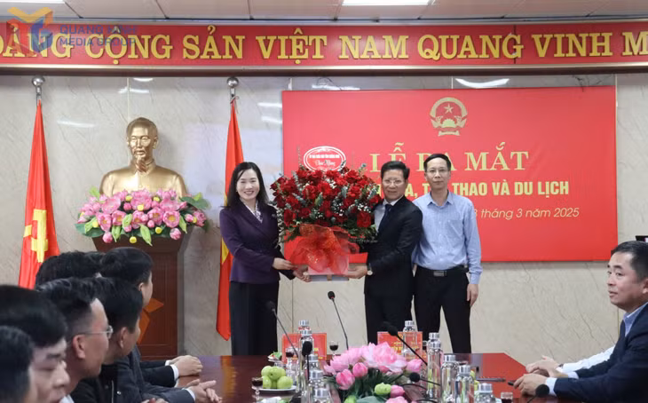 Đồng chí Nguyễn Thị Hạnh, Phó Chủ tịch UBND tỉnh, tặng hoa chúc mừng Sở Văn hoá, Thể thao và Du lịch.