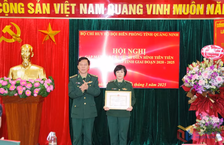 Đại tá Lê Xuân Men, Chính uỷ BĐBP tỉnh trao thưởng cho tập thể có thành tích xuất sắc trong công tác Hội và phong trào phụ nữ BĐBP tỉnh, giai đoạn 2020 - 2025
