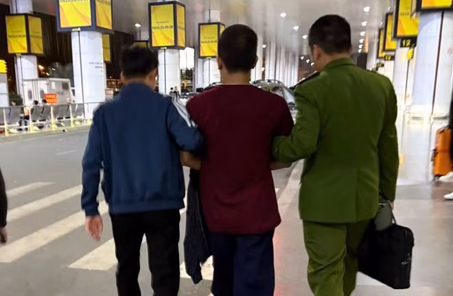 Đối tượng bị truy nã (giữa ảnh) bị bắt khi vừa xuống sân bay. Ảnh: Công an tỉnh Quảng Trị