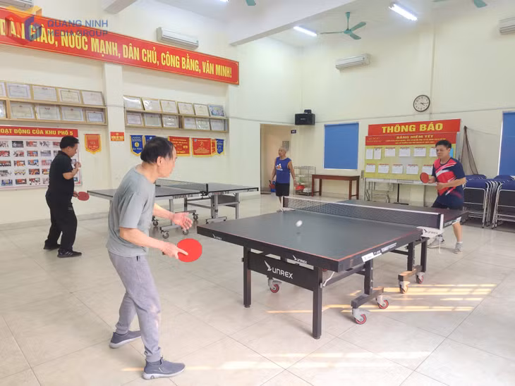 Người dân rèn luyện thể thao tại Nhà văn hóa khu 5 (phường Hồng Hải,TP Hạ Long).