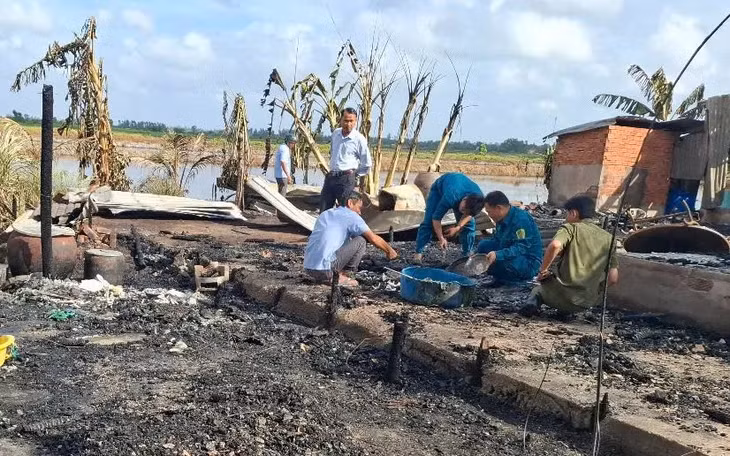 Lực lượng chức năng hỗ trợ người dân khắc phục hậu quả sau vụ cháy. Ảnh: GT