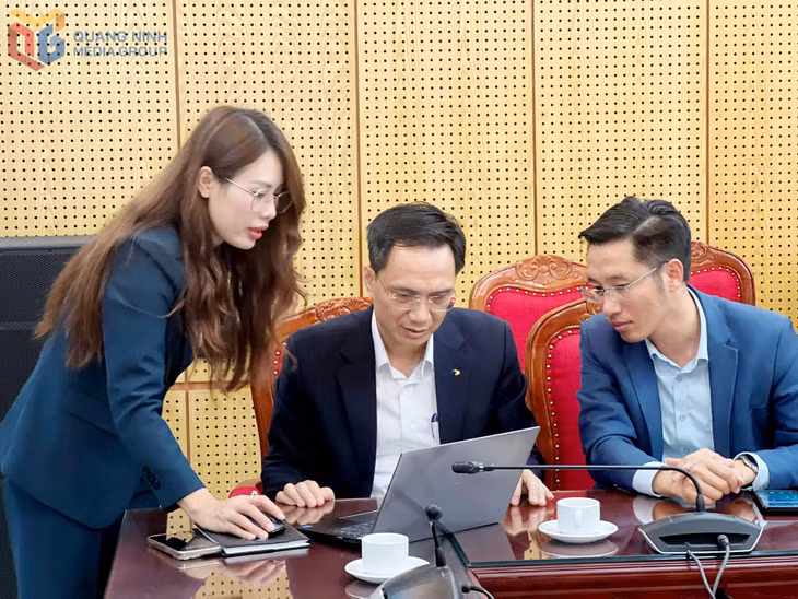 Lãnh đạo Sở KH&CN thực hành ứng dụng công nghệ Al trong công tác quản lý KH&CN tại Hội Nghị tập huấn chuyển đổi số hoạt động Sở KH&CN. Ảnh: Trung tâm ứng dụng và thống kê KH&CN