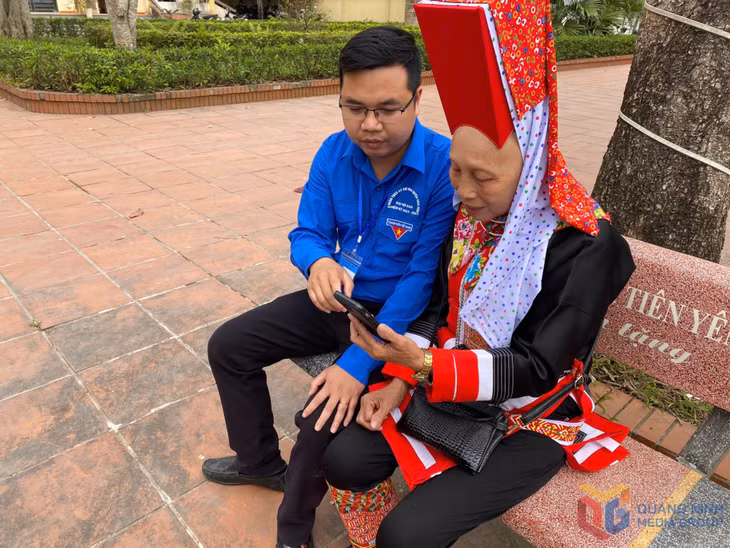ĐVTN xã Đông Ngũ (huyện Tiên Yên) hướng dẫn người dân cách tiếp cận thông tin trên mạng Internet.