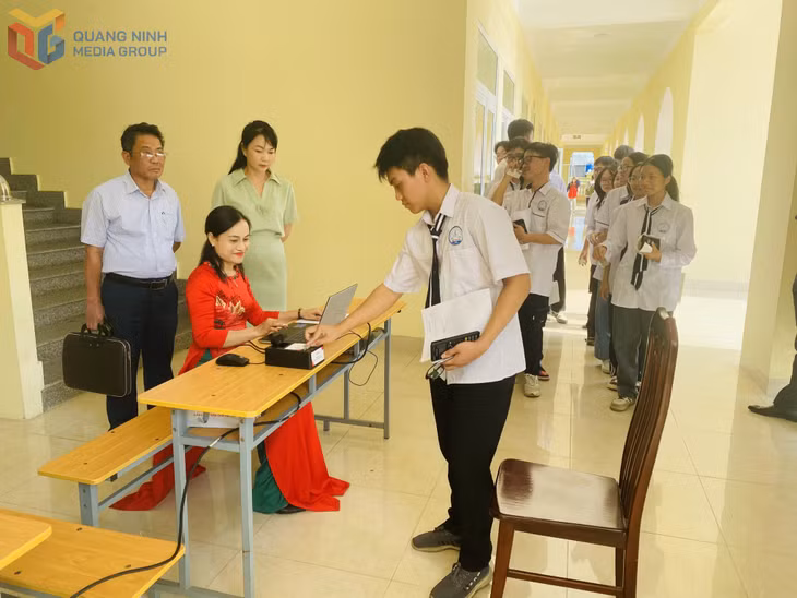 Mô hình thí điểm kiểm tra online qua công nghệ xác thực thẻ căn cước tại Trường THPT Ngô Quyền (TP Hạ Long). Ảnh: Ngọc Trâm