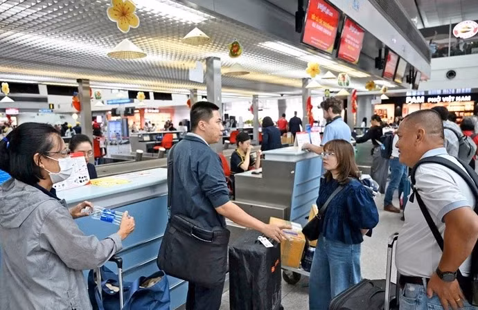 Giá vé máy bay dịp lễ 30-4 tăng mạnh, nhiều người tính đổi kế hoạch đi lại - Ảnh: QUANG ĐỊNH