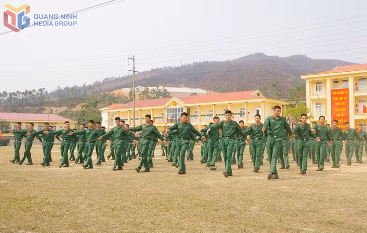 Chiến sĩ Trung đoàn 244 sôi nổi tham gia chương trình "Ngày đoàn viên".