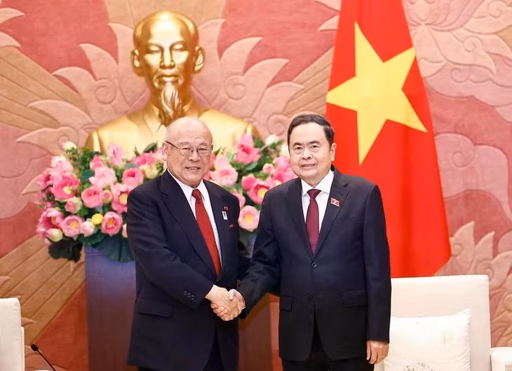 Chủ tịch Quốc hội Trần Thanh Mẫn tiếp ông Takebe Tsutomu, Cố vấn đặc biệt Liên minh Nghị sỹ Hữu nghị Nhật-Việt. (Ảnh: Doãn Tấn/TTXVN)