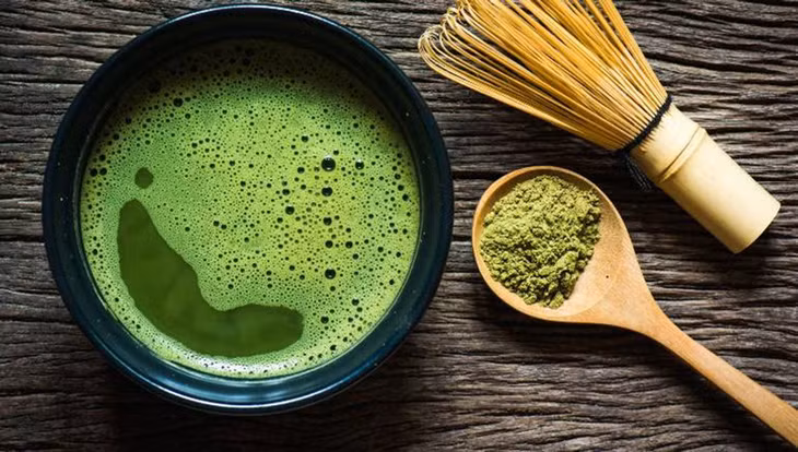 Uống trà matcha thường xuyên giúp giảm các dấu hiệu lão hóa và cải thiện độ đàn hồi của da